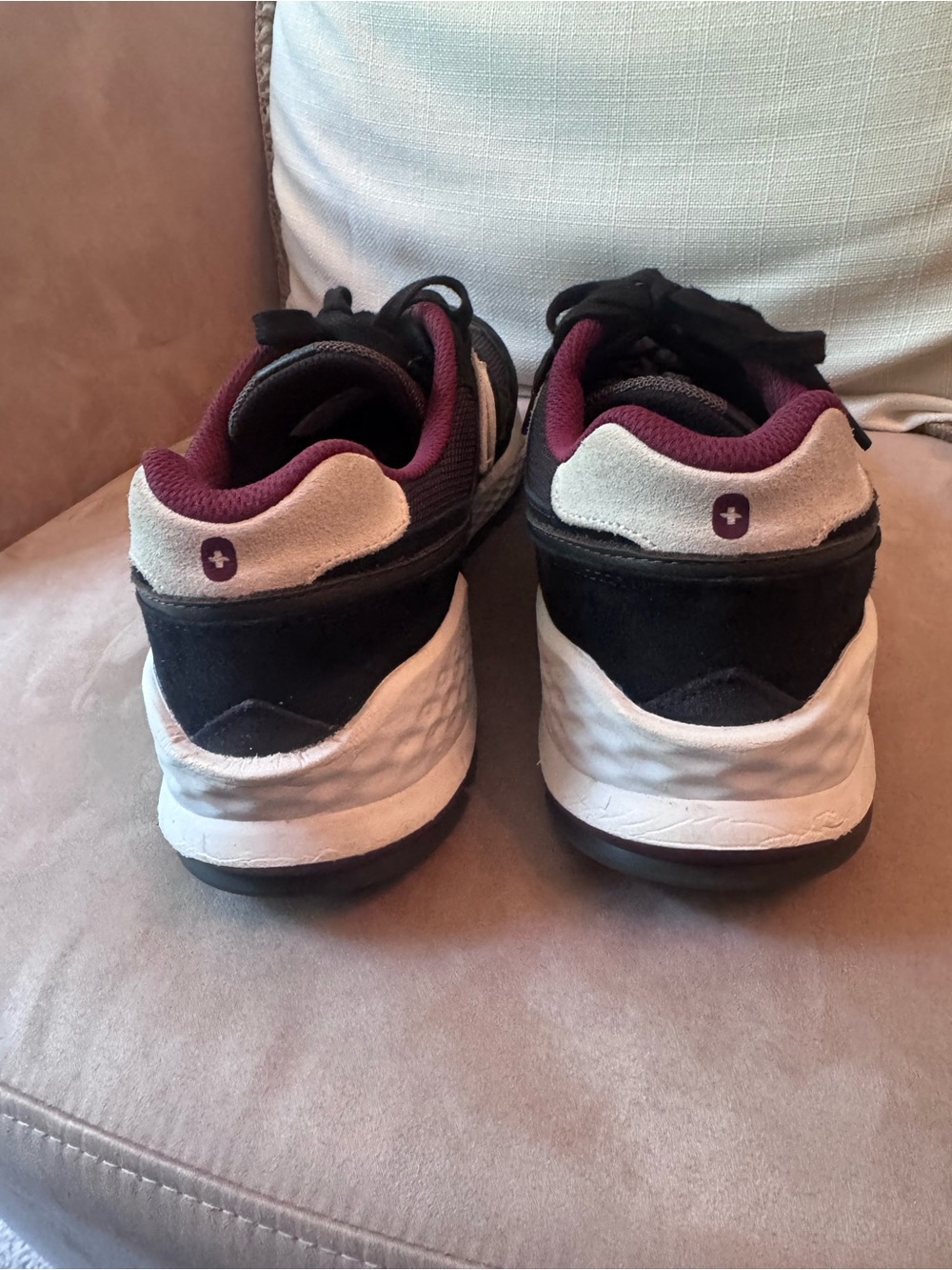 New Balance figs men’s Black & Burgundy Athletic Sneakers size 11 - Picture 4 of 9